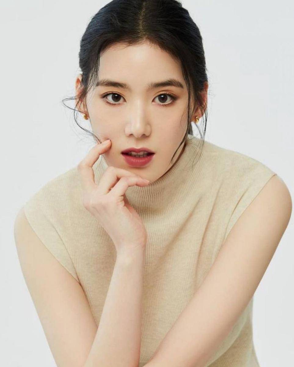 Jung Eun Chae (instagram.com/jungeunchae_)