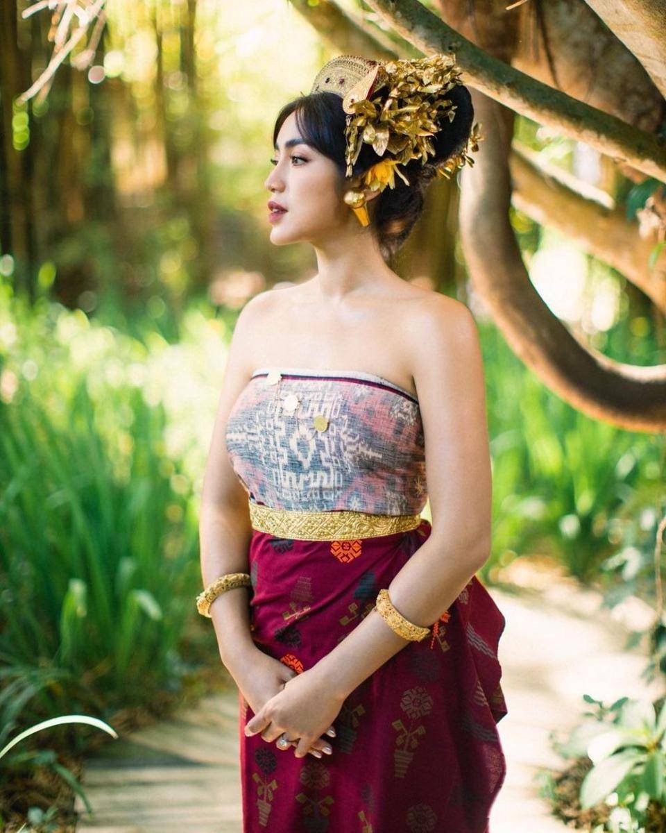 Prewedding Jessica Iskandar dan Vincent Verhaag dengan adat Bali. (Joe Setiawan via Instagram.com/inijedar)