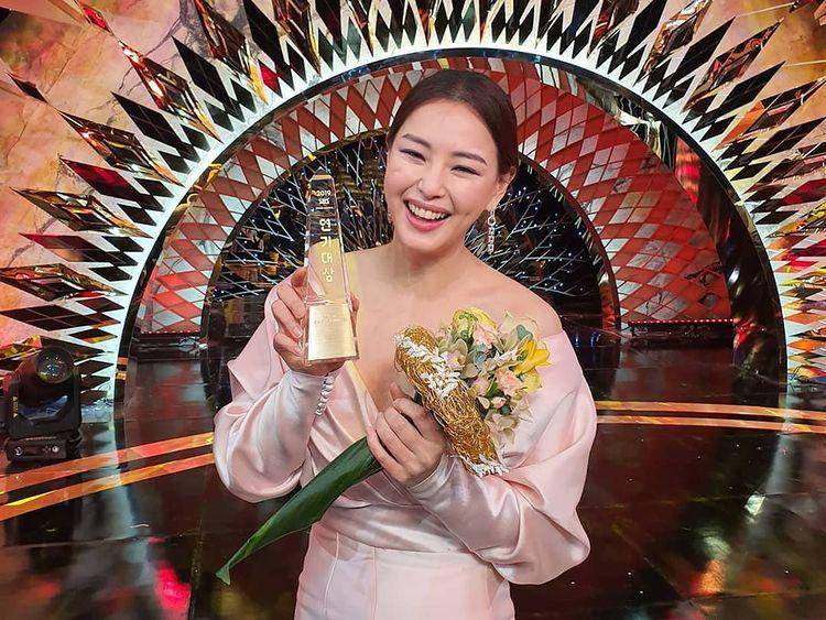 Lee Honey menerima award (instagram.com/honey_lee32)