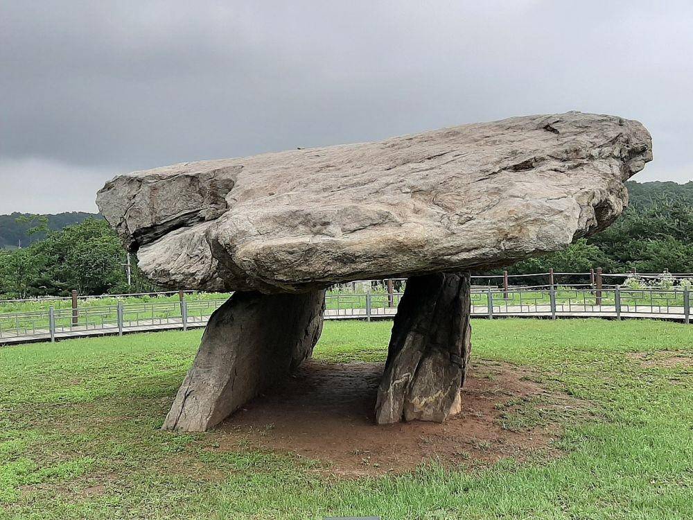 Contoh peninggalan sejarah berupa dolmen di Pulau Ganghwa, Korea Selatan (dok. Wikimedia Commons/Taewangkorea)