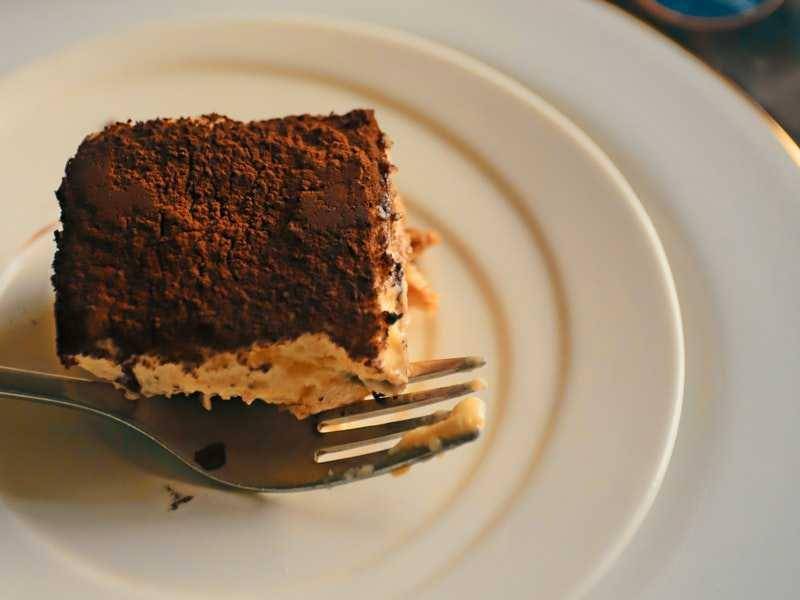 ilustrasi makan tiramisu (pexels.com/Motomoto Sc)