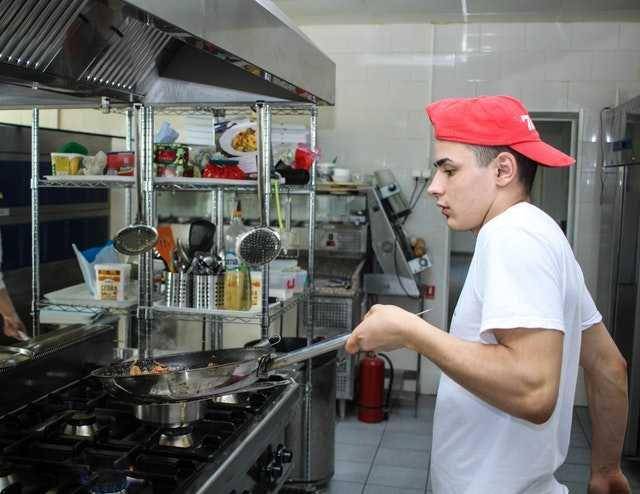 Pria sedang memasak (Pexels.com/Creative Vix)