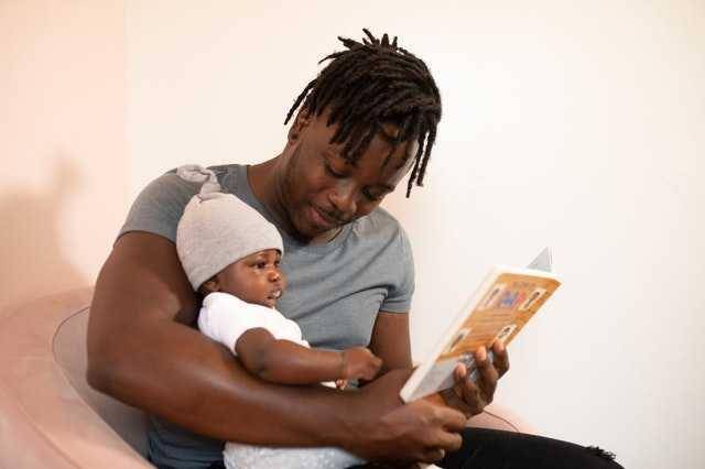 Pria memeluk bayi (Pexels.com/nappy)