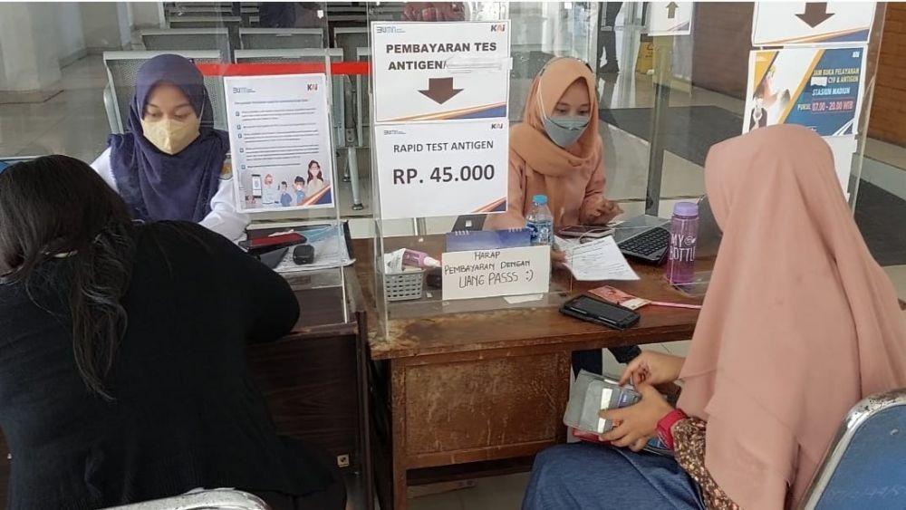 Pelayanan pembelian tiket kereta api di Stasiun Madiun. Dok.IDN Times/Istimewa