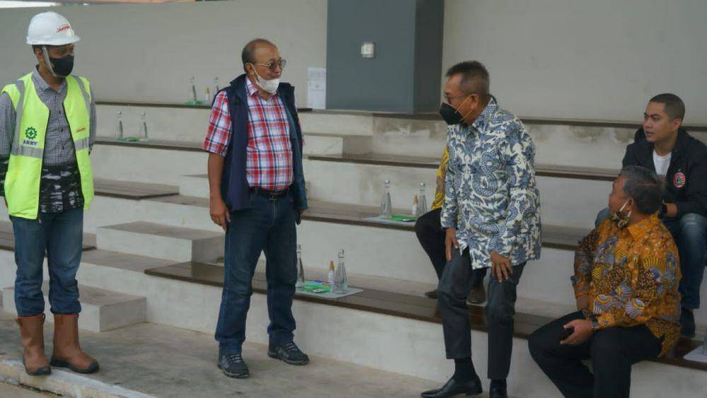 Pimpinan DPRD dan para Ketua Fraksi DPRD DKI Jakarta melakukan peninjauan ke proyek Jakarta International Stadium (JIS) pada Jumat (22/10/2021). (dok. Jakpro)
