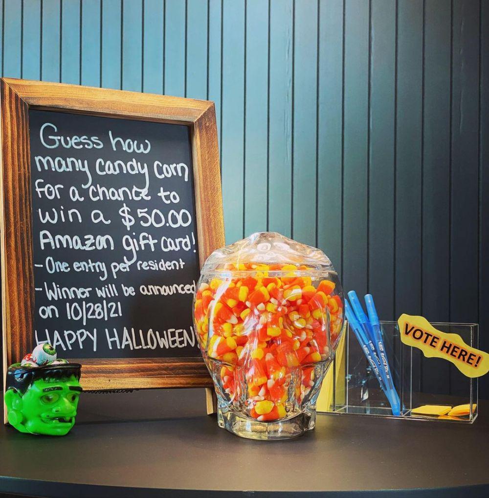 candy corn (instagram.com/mioweymouth)