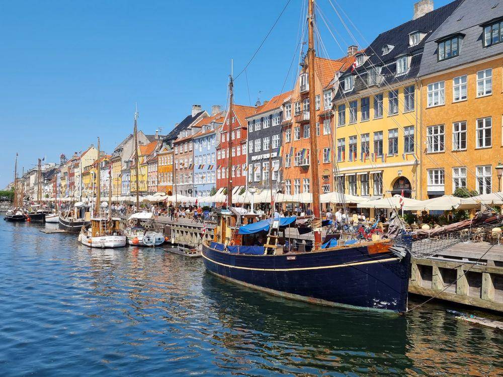 ilustrasi suasana Nyhavn di Copenhagen, Denmark (pexels.com/Ivan Dražić)