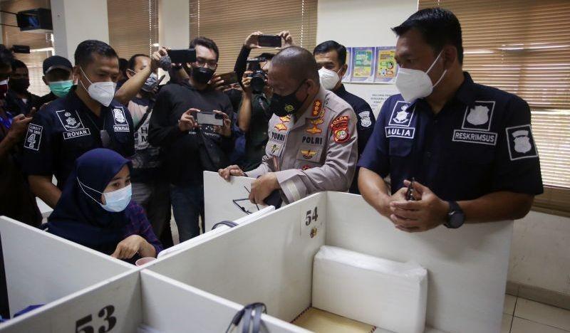 Kabid Humas Polda Metro Jaya Kombes Pol Yusri Yunus (kedua kanan) bersama Dirkrimsus Kombes Pol Auliansyah Lubis (kanan) melihat langsung kantor jasa pinjol usai digrebek (ANTARA FOTO/Muhammad Iqbal)