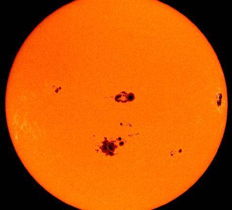 Tangkapan foto dari NASA yang menampilkan Bintik Matahari yang cukup besar. (weather.gov)