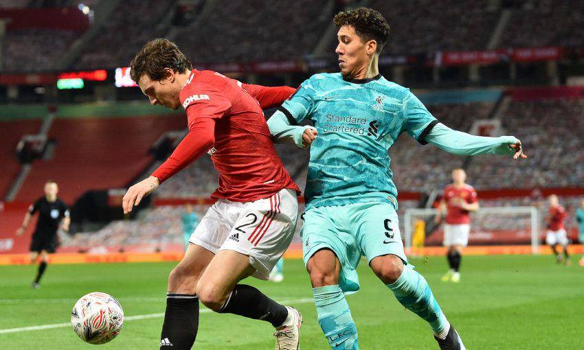 Victor Lindelof berduel dengan Roberto Firmino (liverpoolfc.com)