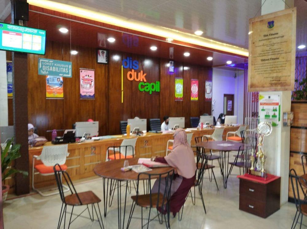 Suasana kantor Dinas Dukcapil Kota Tebingtinggi yang didesain seperti kafe kekinian. (Istimewa)