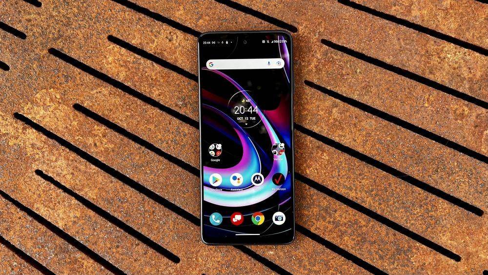 ilustrasi Motorola Edge 2021 (pcmag.com)
