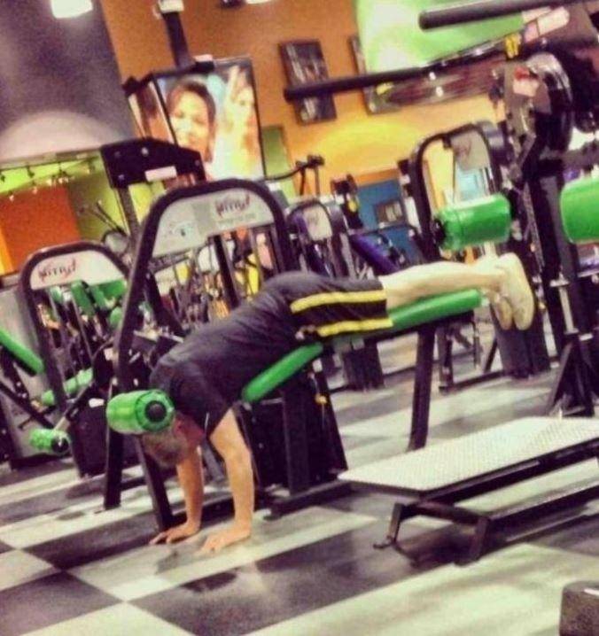 kelakuan konyol di tempat fitnes (izismile.com)