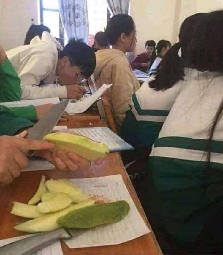 kelakuan absurd murid paling belakang (instagram.com/memecomic.id)