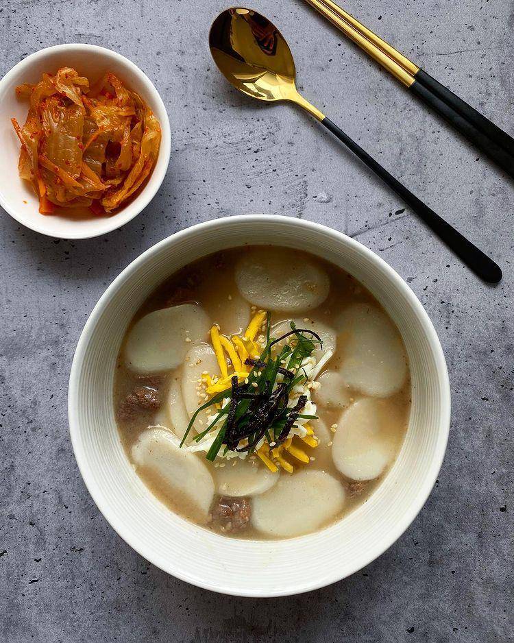 tteokguk (instagram.com/jwongbakes)