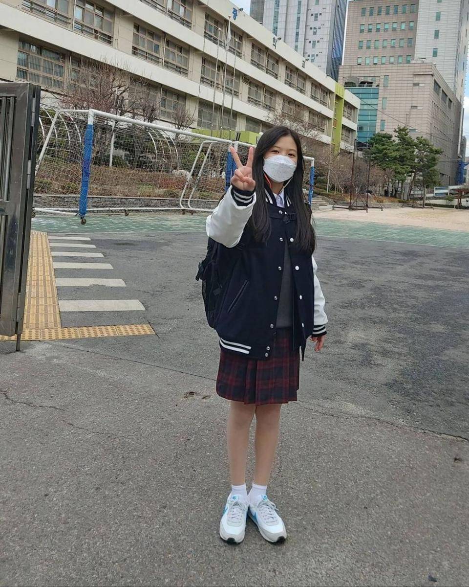 Choi Myung Bin memamerkan hadiah sepatu dari aktor Ryu Seung Ryong (instagram.com/choimyeongbeen)