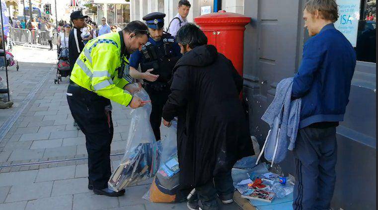 Polisi menyita barang-barang milik para tunawisma di Windsor. (voxpoliticalonline.com)