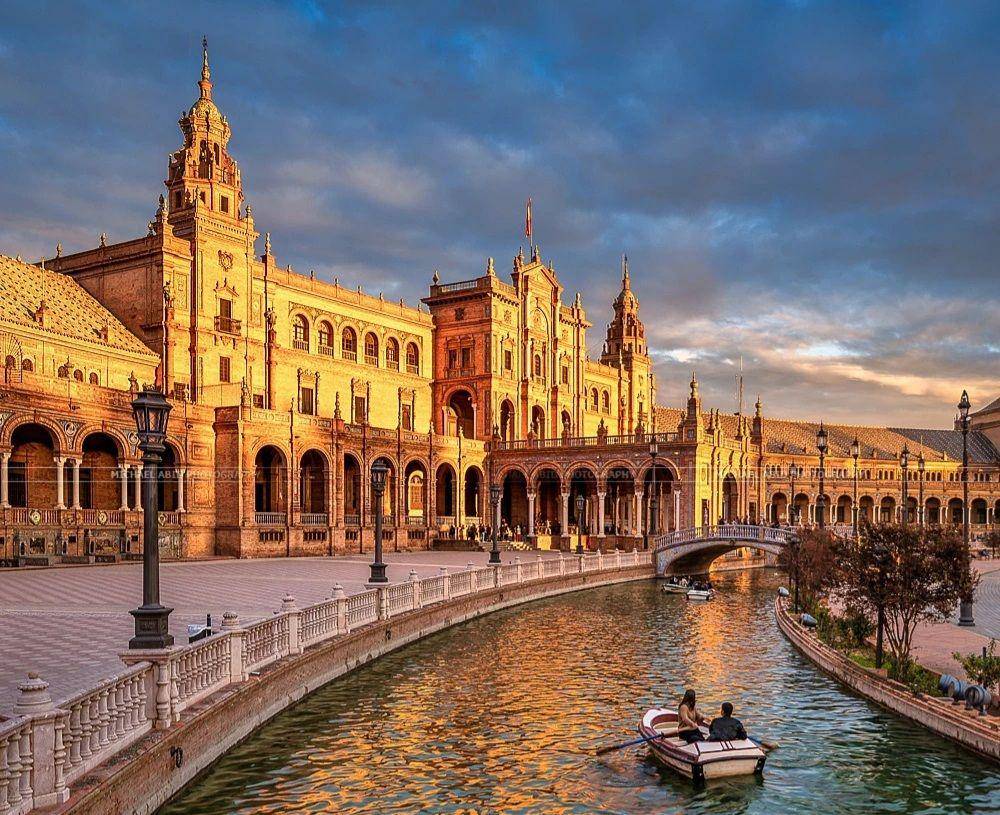 Sunset boat tour di Sevilla (instagram.com/miabid)