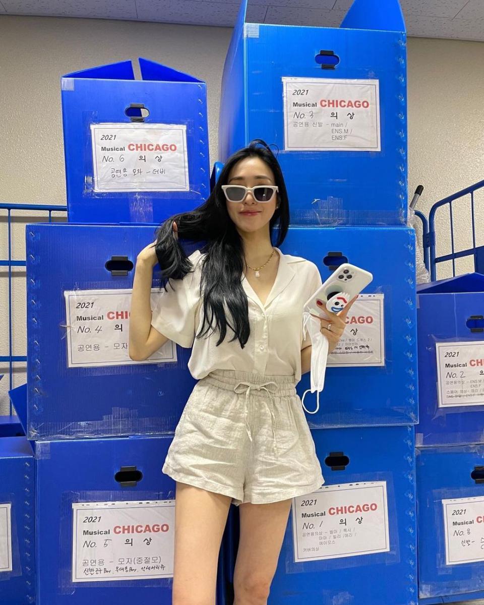 Gak Melulu Glamor, 9 Potret Tiffany Young dengan Busana Kasual