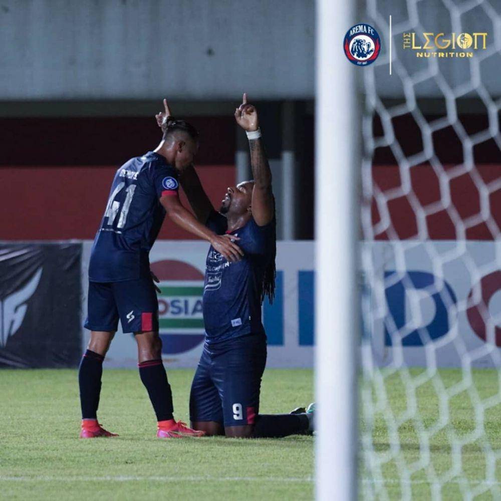 Striker Arema FC, Carlos Fortes saat merayakan gol yang dicetaknya ke gawang Persiraja. Instagram/aremafcofficial