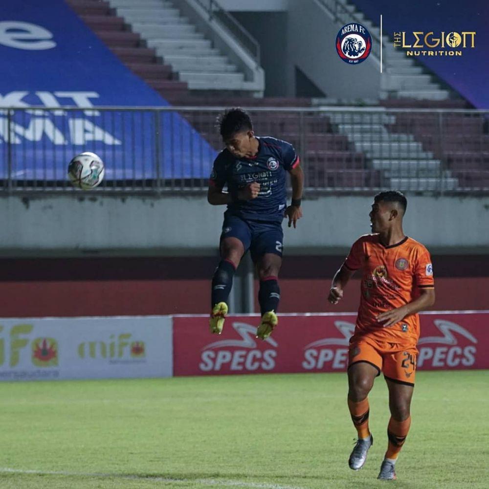 Pemain belakang Persiraja coba membayangi pergerakan Dedik Setiawan. Instagram/aremafcofficial