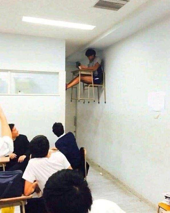 kelakuan absurd murid paling belakang (twitter.com/txtdrgajelas)