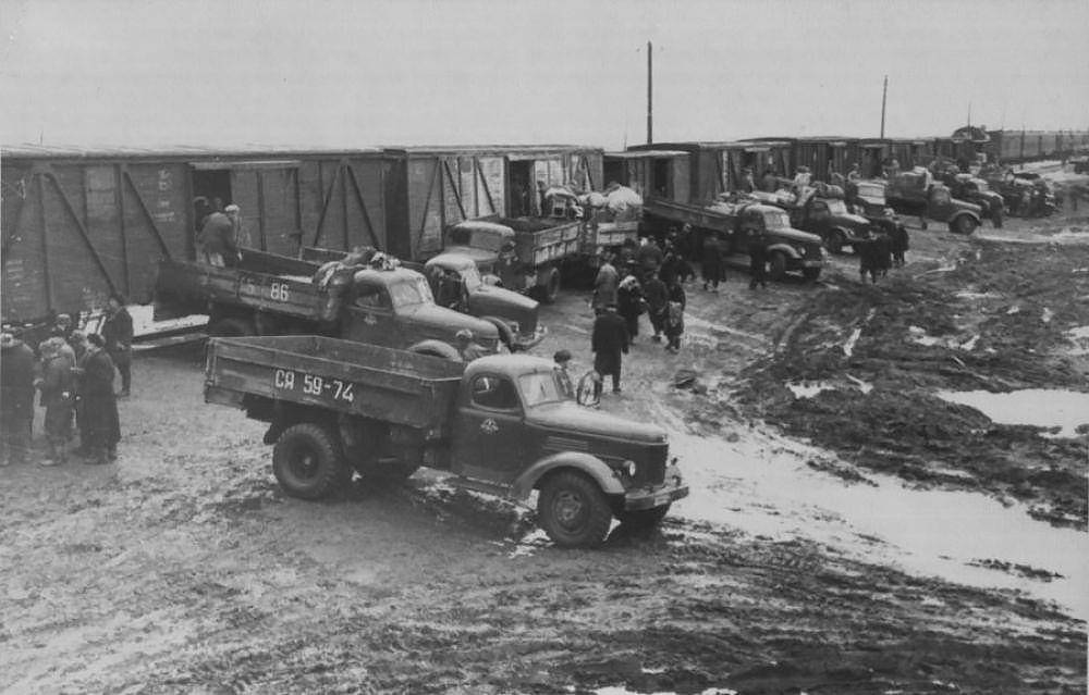Deportasi ratusan ribu orang Ukraina ke Siberia dan Kazakhstan pada Oktober 1947. (euromaidanpress.com)