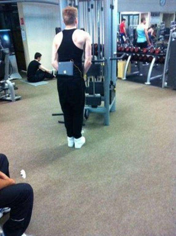 kelakuan konyol di tempat fitnes (izismile.com)