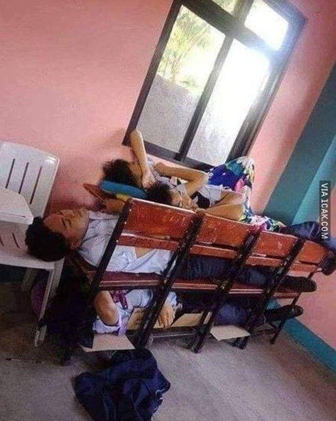 kelakuan absurd murid paling belakang (1cak.com)