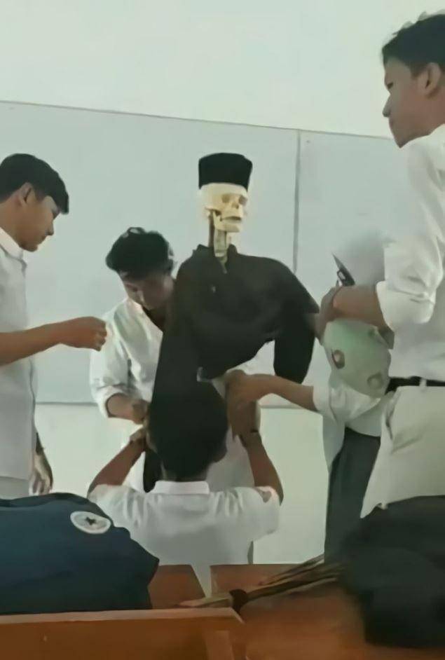 kelakuan absurd murid paling belakang (twitter.com/txtdaripelajar)