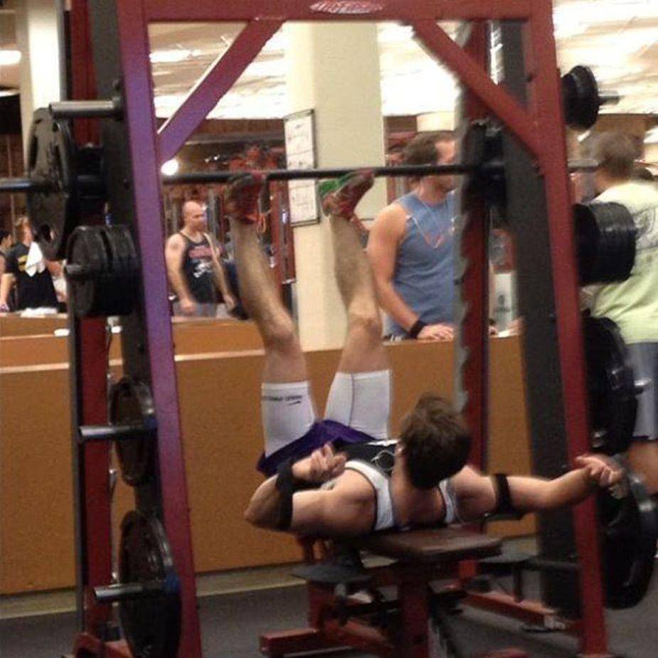 kelakuan konyol di tempat fitnes (izismile.com)