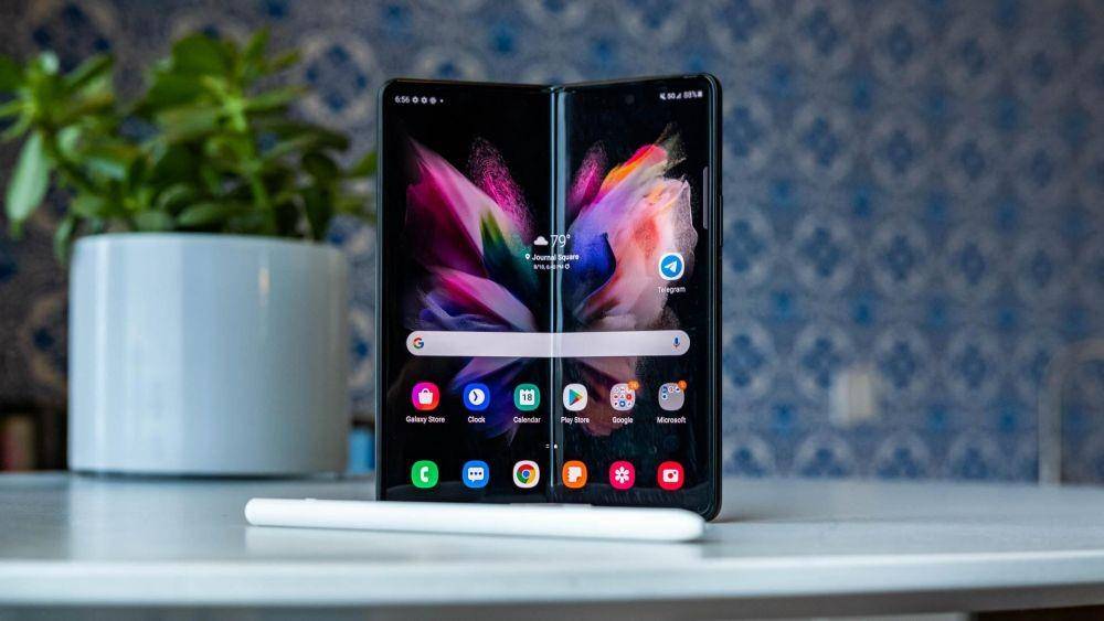 ilustrasi Samsung Galaxy Z Fold3 (engadget.com)