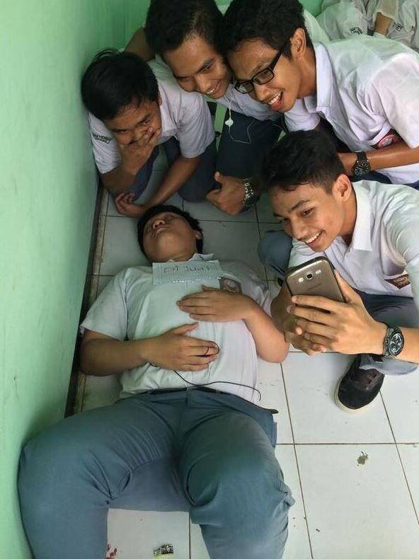 kelakuan absurd murid paling belakang (twitter.com/txtdaripelajar)