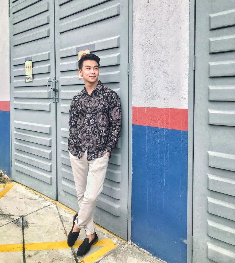 9 Ide Padu Padan Kemeja Batik Pria, Stylish dan Gak Bikin Bosan!