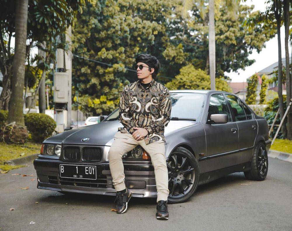 Jenis celana yang cocok jadi padanan kemeja batik (Instagram.com/attahalilintar)