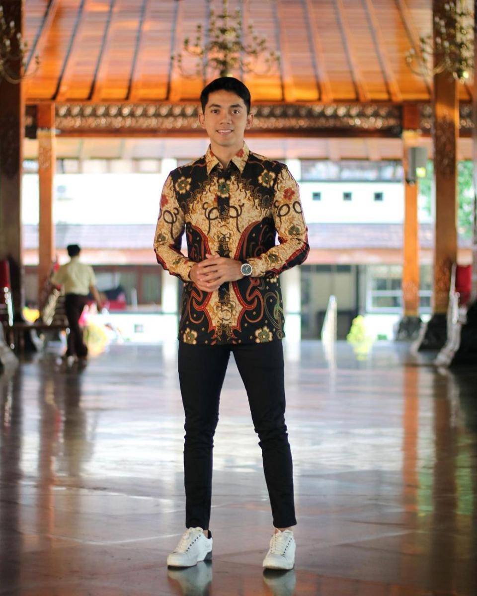 Jenis celana yang cocok jadi padanan kemeja batik (Instagram.com/adysky99)