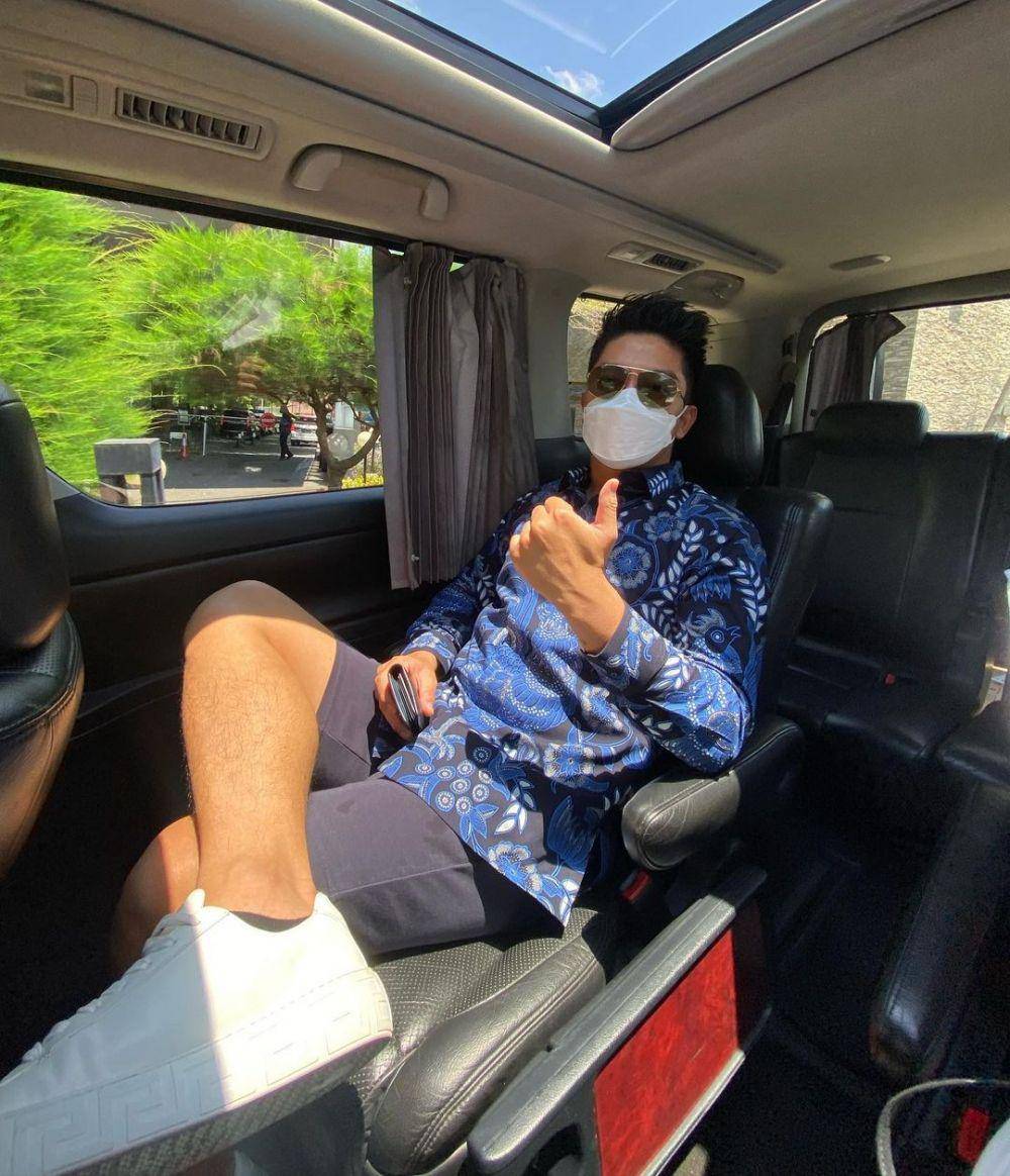 Jenis celana yang cocok jadi padanan kemeja batik (Instagram.com/boywilliam17)