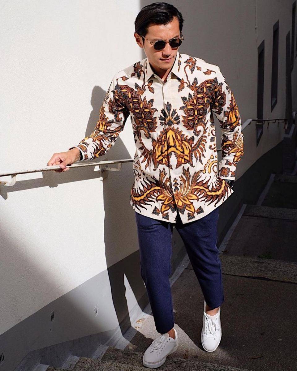 Jenis celana yang cocok jadi padanan kemeja batik (Instagram.com/albernsultan)