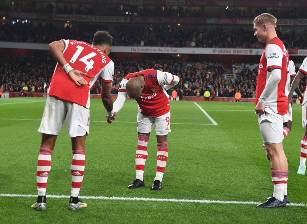 Aubameyang dan Lacazette saat merayakan gol ke gawang Aston Villa. (twitter.com/Arsenal)