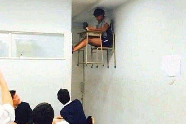 10 Kelakuan Absurd Murid Duduk Paling Belakang, Bikin Disemprot Guru