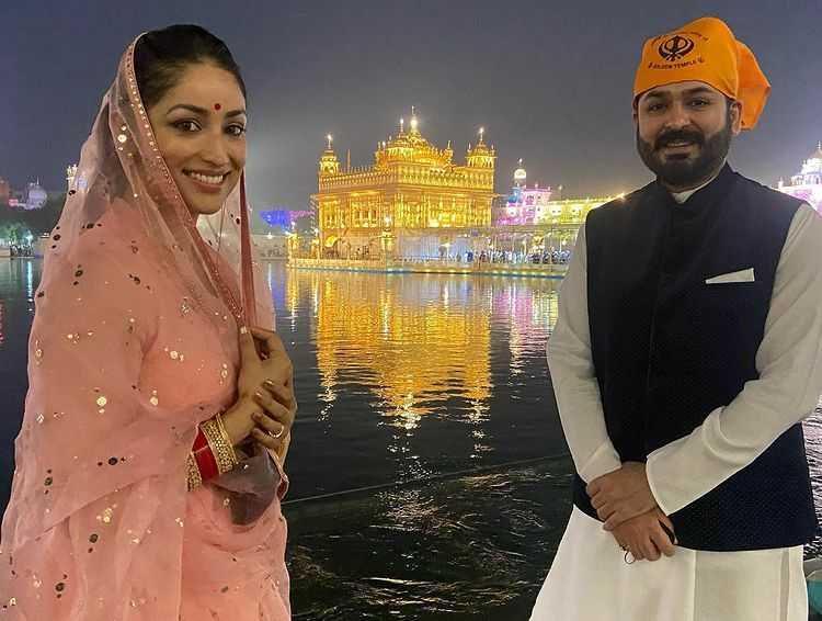 9 Potret Syahdu Artis Bollywood saat Kunjungi Kuil Emas di Amritsar