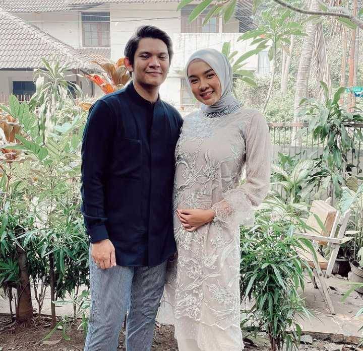 Dea dan suami (instagram.com/dearizkita)