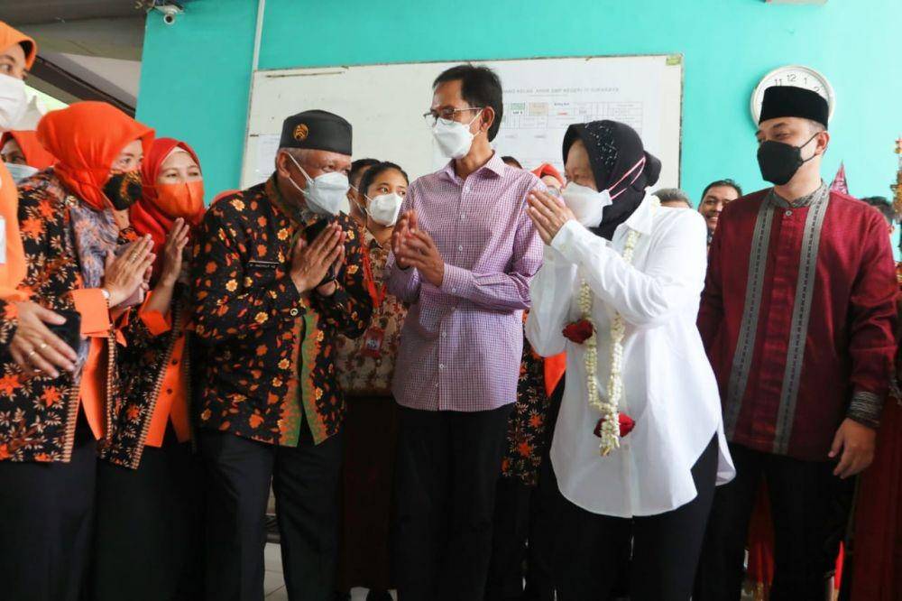 Menteri Sosial Tri Rismaharini menyerahkan bantuan tablet ke 105 siswa SMPN 10 Surabaya (Dok. Humas Kemensos)