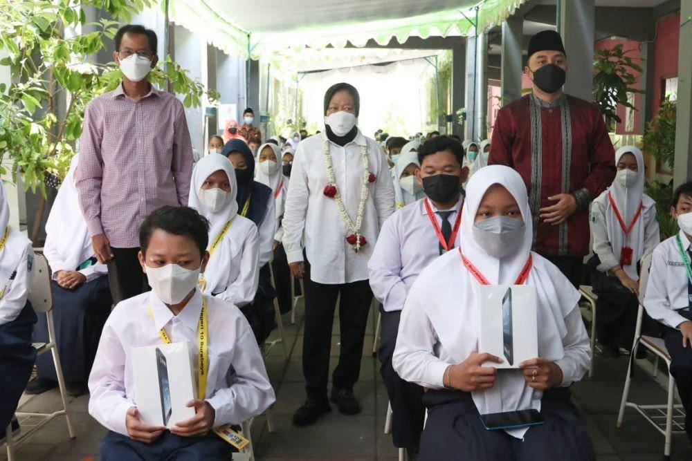 Menteri Sosial Tri Rismaharini menyerahkan bantuan tablet ke 105 siswa SMPN 10 Surabaya (Dok. Humas Kemensos)`