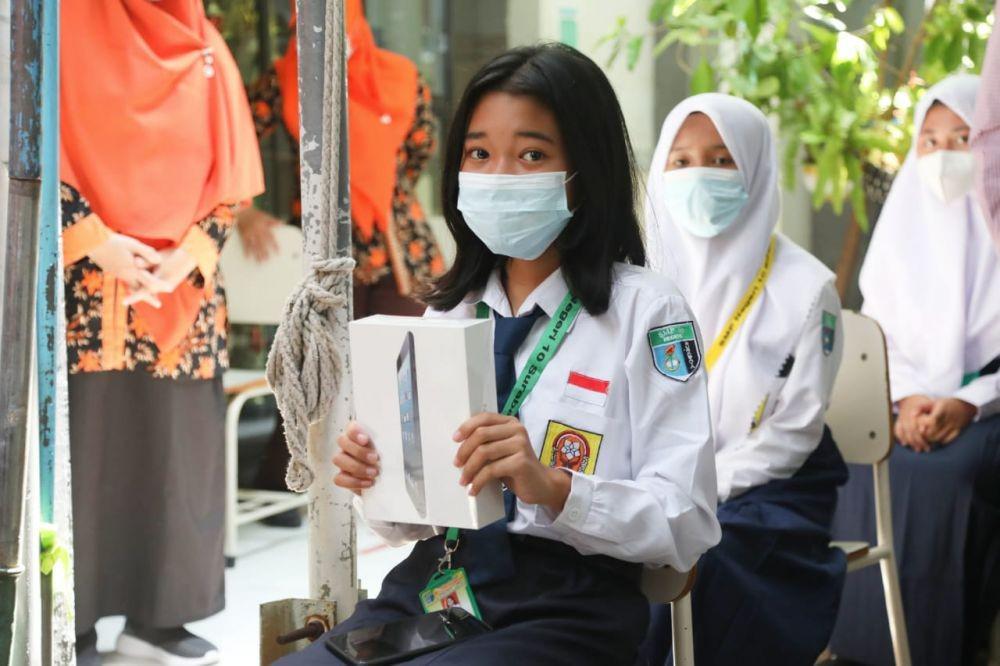 Dukung Pendidikan Anak Gang Dolly, Risma Beri 105 Tablet Gratis