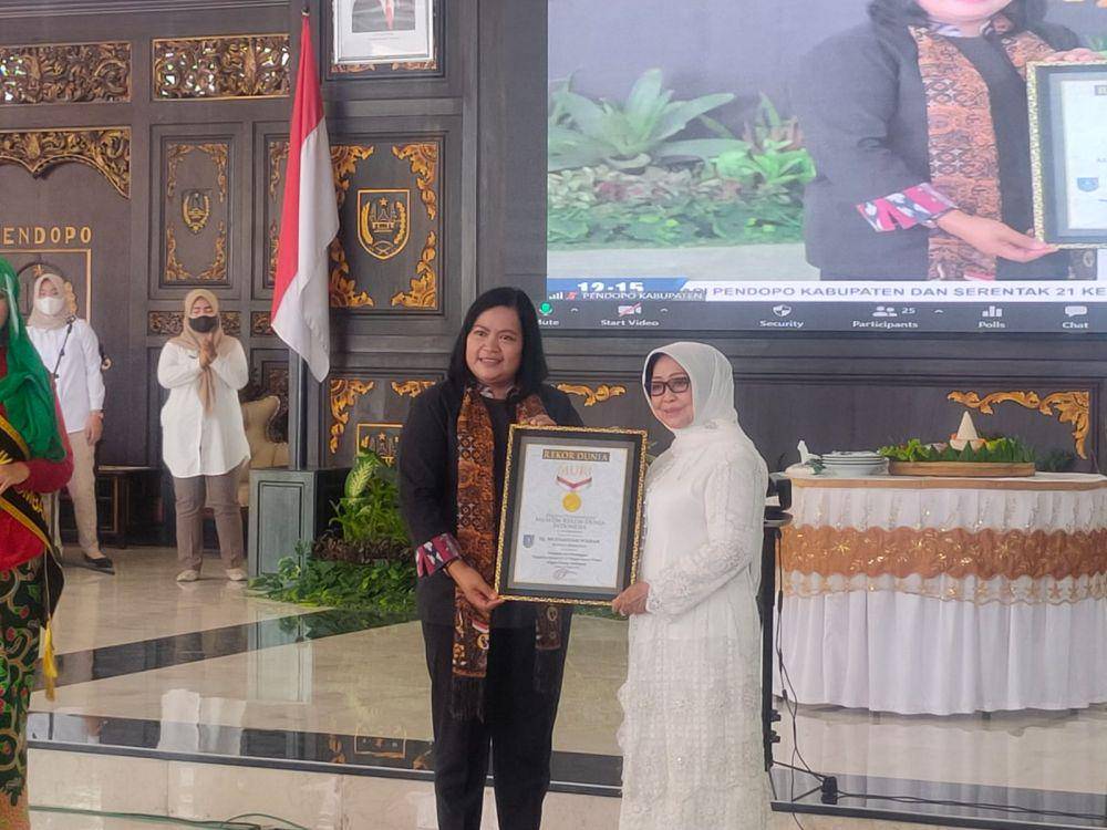 Penyerahan penghargaan tingkeban massal dari MURI. IDN Times/Zainul Arifin