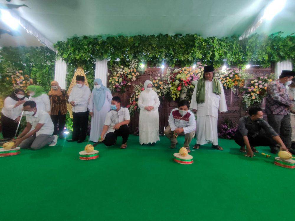 Prosesi tingkeban pecah kelapa di Pendopo Kabupaten Jombang. IDN Times/Zainul Arifin