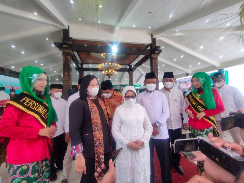 Bupati Jombang Mundjidah Wahab bersama Partisipatif MURI Sri Widayati. IDN Times/Zainul Arifin