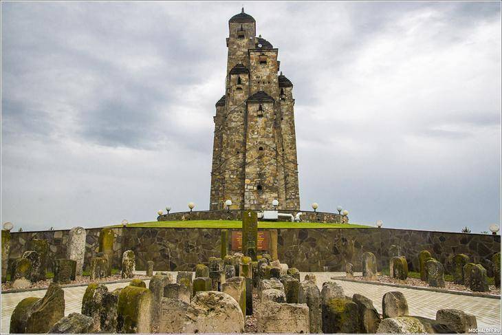 Monumen orang Ingush dan Chechnya yang tewas selama deportasi ke Kazakhstan dan Asia Tengah. Didirikan di Nazran pada tahun 1997. (euromaidanpress.com)