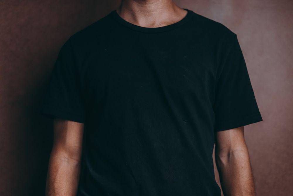 Padu padan kaus oversized (unsplash.com/ Luis Quintero)